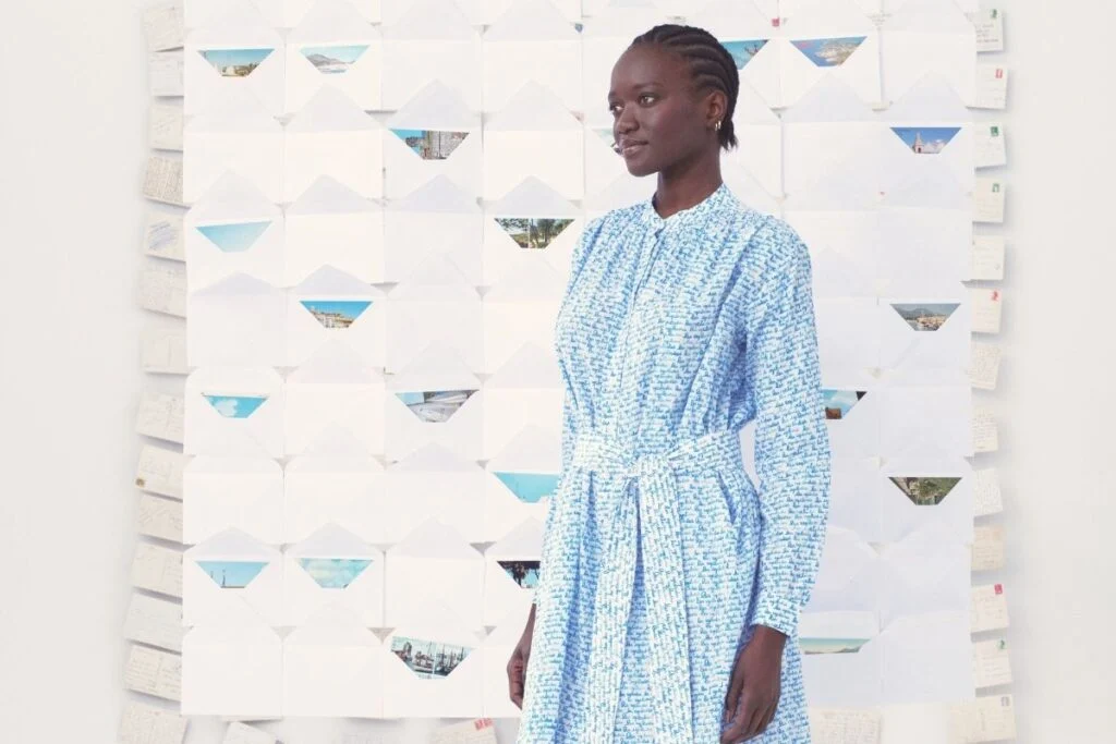 Robe bleue artisanale de la marque de vêtements Mii, inspirée des cartes postales et du voyage