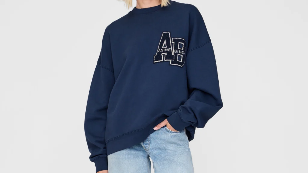 Sweat navy oversize à logo AB un duo effortless parmi les essentiels du vestiaire Anine Bing.