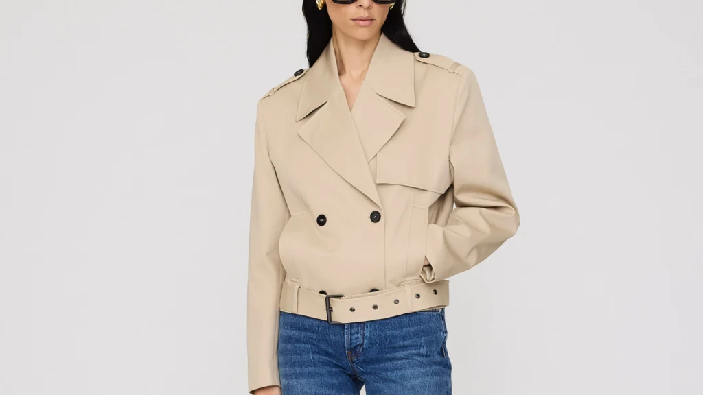 Silhouette minimaliste avec une veste croisée beige, emblématique des essentiels du vestiaire Anine Bing.