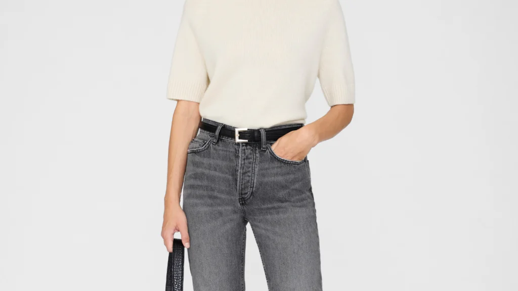 Look casual chic avec un jean gris illustrant parfaitement les essentiels du vestiaire Anine Bing mode minimaliste rock.