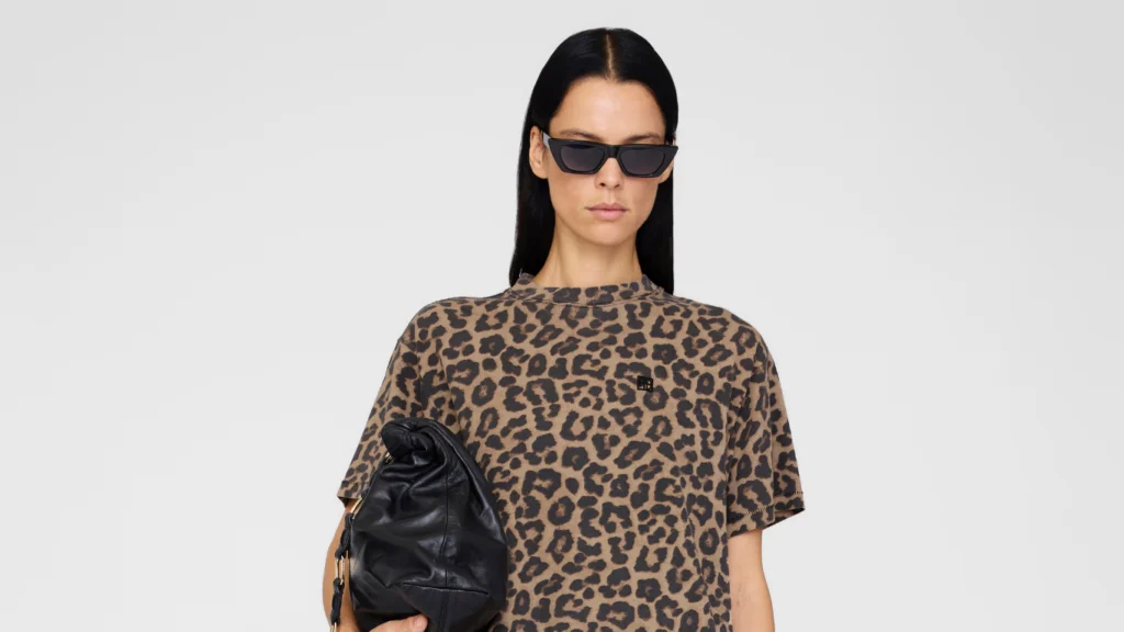 Femme portant une robe imprimée léopard signée Anine Bing, incarnant le style Anine Bing mode minimaliste rock
