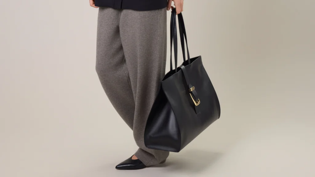 Sac noir Margaux Lonnberg – collection hiver 2025, porté avec le pantalon en laine