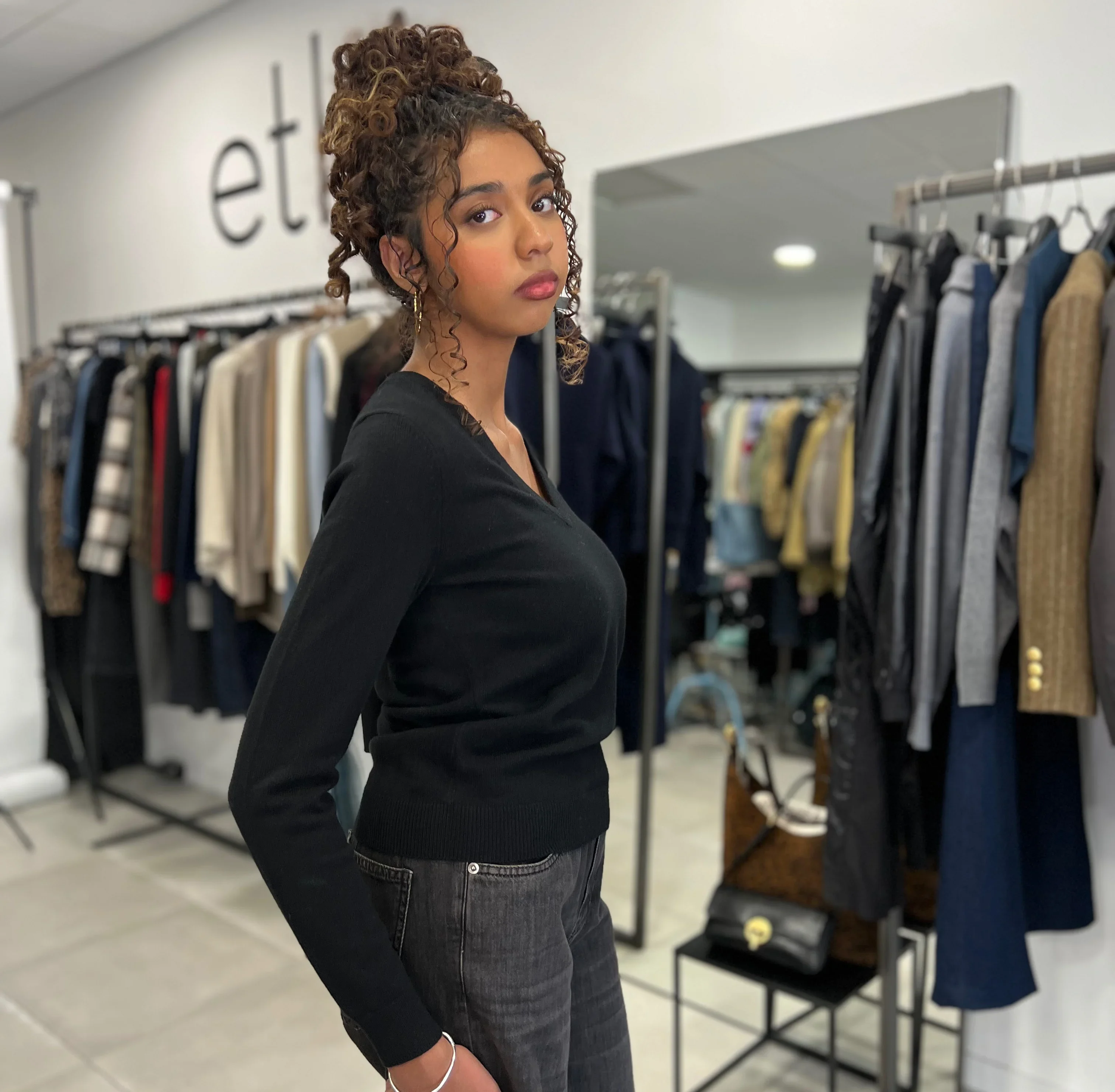 Pull col V Bompard porté dans notre boutique